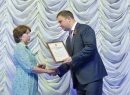 Виталий Хоценко вручил награды омским ветеранам труда и профсоюзным коллективам
