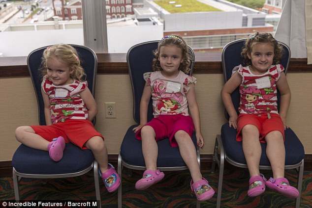Тройное везение: тройняшки трех с половиной лет  Brianna and Arielle Kirchhofer, от Bayside, Нью-Йорк, в одинаковых ботинках.
