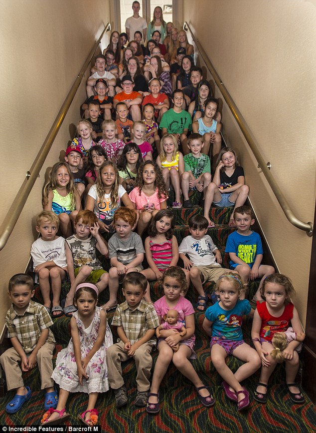 На фото представители почти 40-ка троен, все они сидят в одинаковой позе на лестнице отеля в Мэриленд, где проходила ежегодная Триплет Конвенция в конце марта 2014.jpg