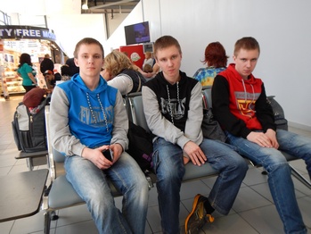 Тройняшки в аэропорту 2014 год.