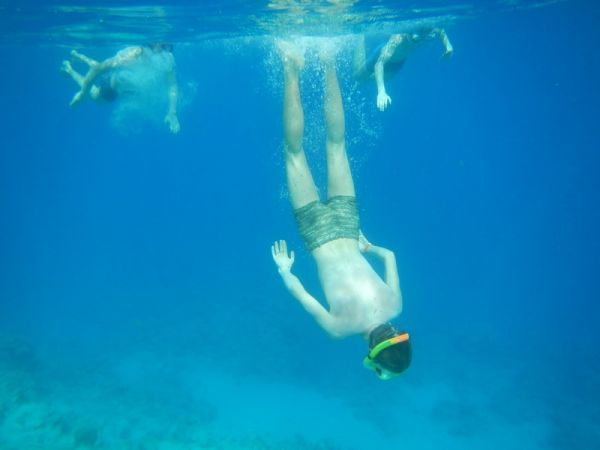 Тройняшки под водой