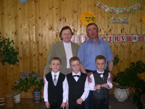 Лев, Филипп, Кирилл с бабушкой и дедушкой