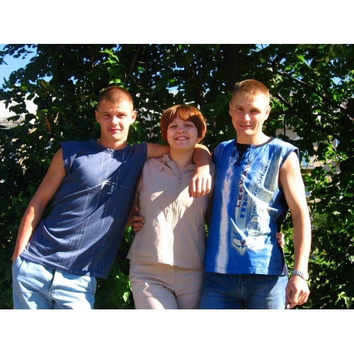 Возмужавший Иван (слева) рядом с Аней и старшим братом Сашей.