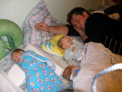 тройняшки спят с отцом