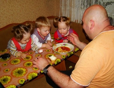 папа кормит тройняшек борщом
