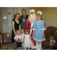 Тройняшки/четверняшки под новогодней ёлкой )))