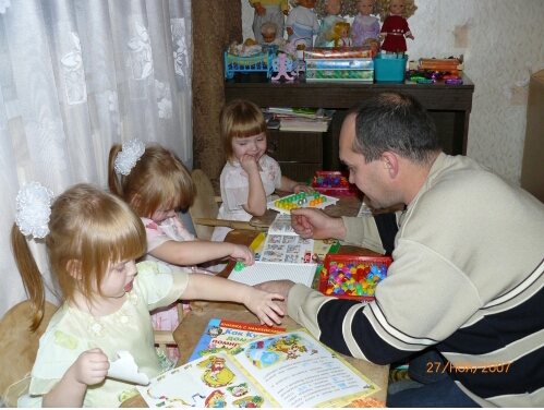 папа занимается с дочками тройняшками