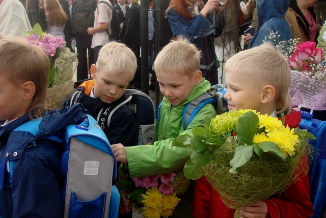 Артём, Алёша и Саша перед школой 1 сентября